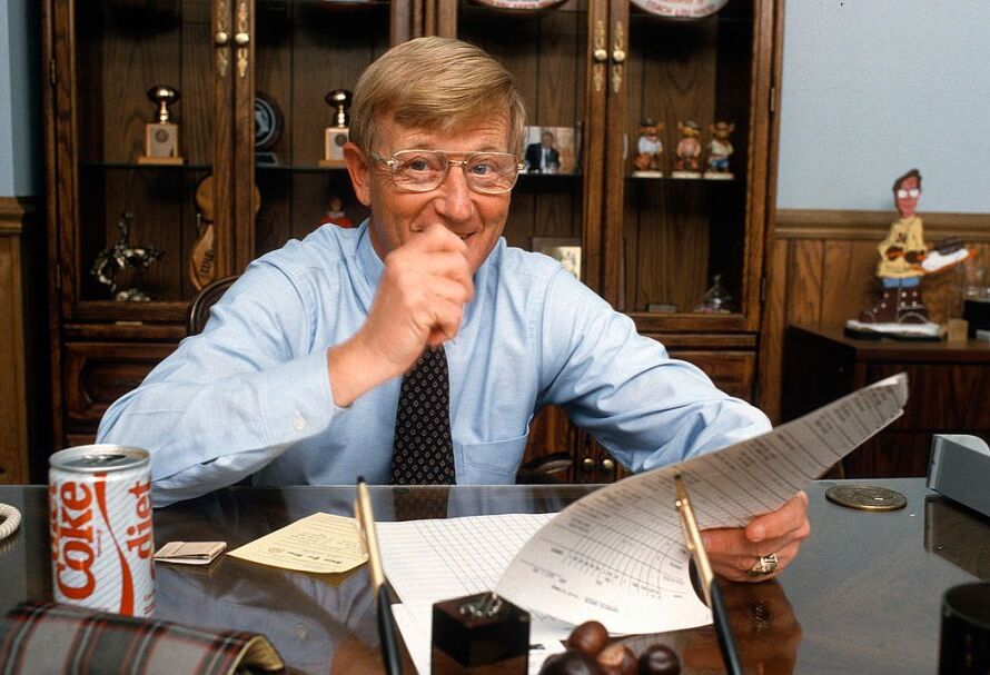 Former Razorback head football coach Lou Holtz dies at 89
